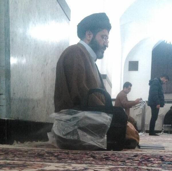 عکس رهبر در حرم امام رضا