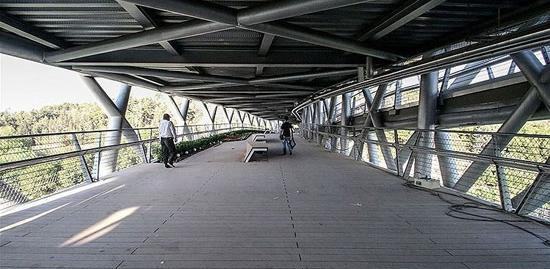عکس خودکشی از پل عابر پیاده