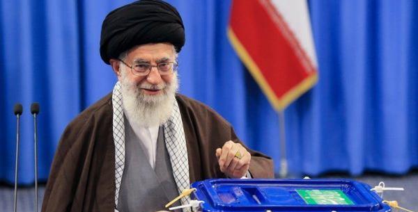 عکس رهبر موقع رای دادن