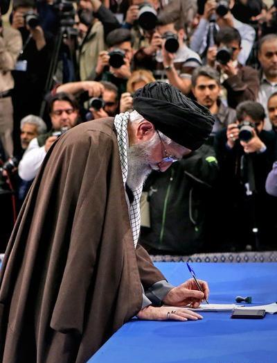 عکس رهبر موقع رای دادن