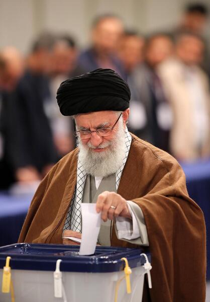 عکس رهبر موقع رای دادن