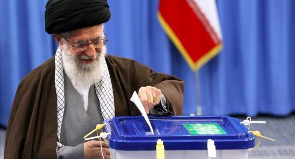 عکس رهبر موقع رای دادن