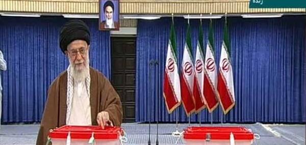 عکس رهبر موقع رای دادن