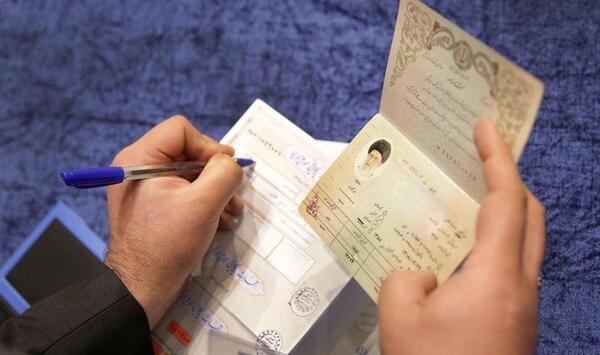 عکس رهبر موقع رای دادن