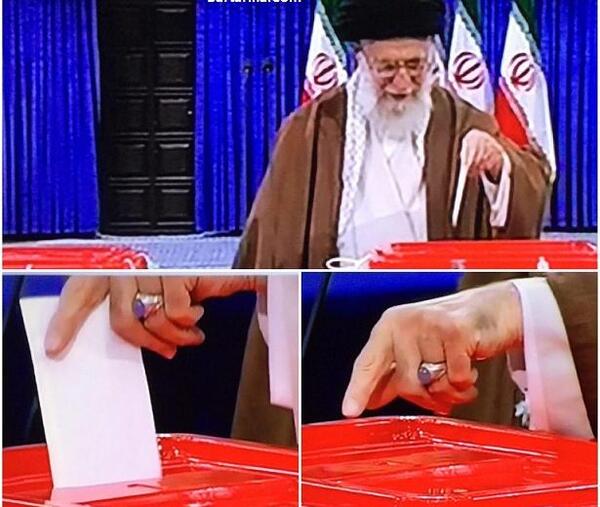 عکس رهبر موقع رای دادن
