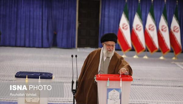 عکس رهبر موقع رای دادن