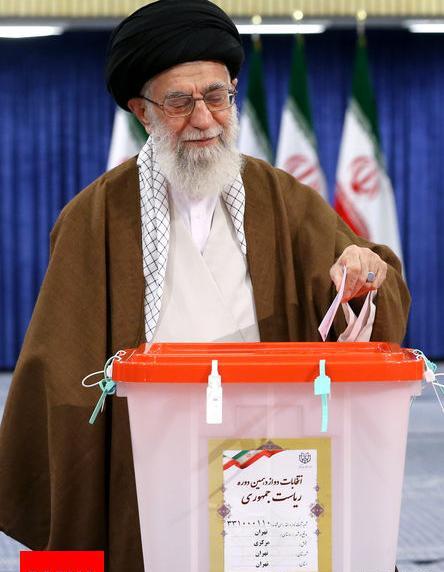 عکس رهبر موقع رای دادن