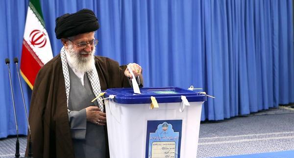 عکس رهبر موقع رای دادن