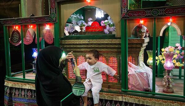 عکس نوشته دختر چادری در حرم امام حسین