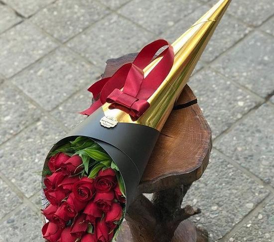 عکس دسته گل رز قرمز طبیعی