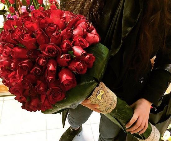 عکس دسته گل رز قرمز طبیعی