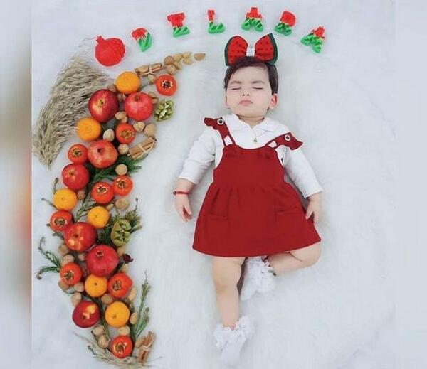 ایده عکس یلدایی کودک در خانه