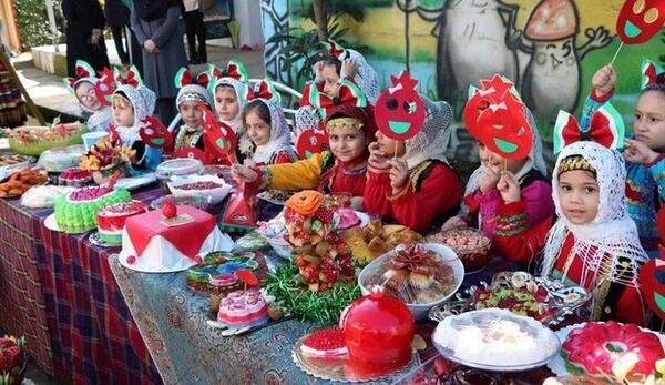 عکس شب یلدا در مدرسه