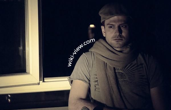 عکس روزبه حصاری با پدر و مادرش