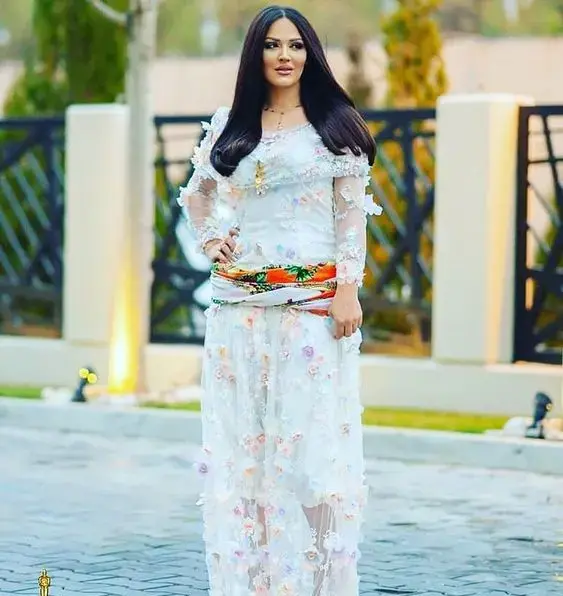 عکس زنان زیبا با لباس کردی