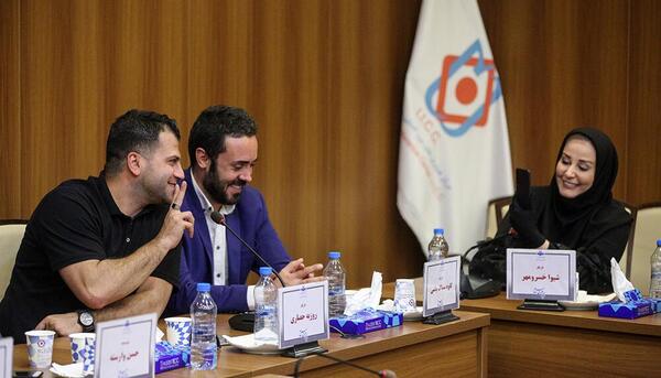 عکس روزبه حصاری در نشست خبری
