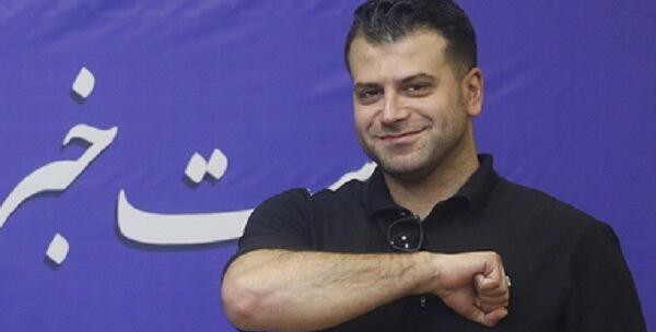 عکس روزبه حصاری در نشست خبری