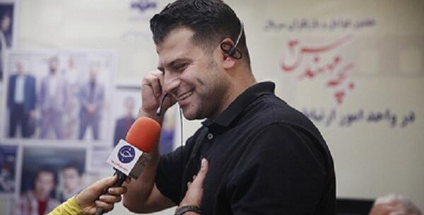 عکس روزبه حصاری در نشست خبری