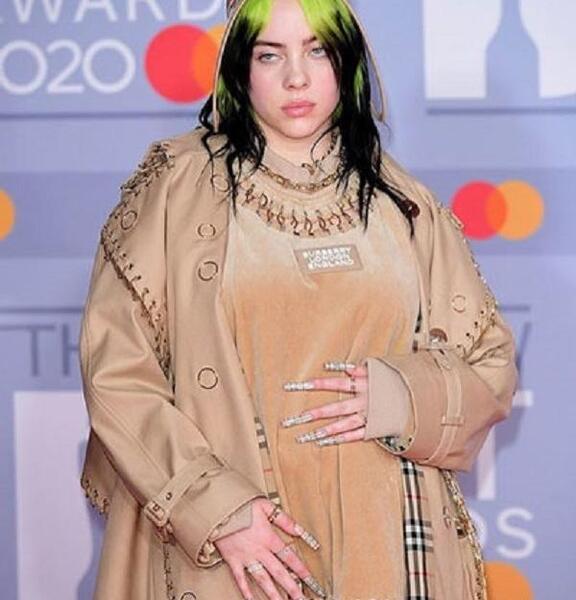 عکس بیلی ایلیش با لبخند