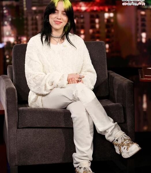 عکس بیلی ایلیش با لبخند