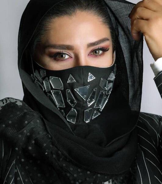 عکس زن زیبا با ماسک