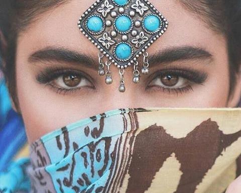 عکس زن زیبا با ماسک