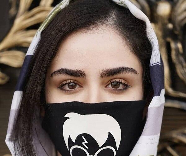 عکس زن زیبا با ماسک