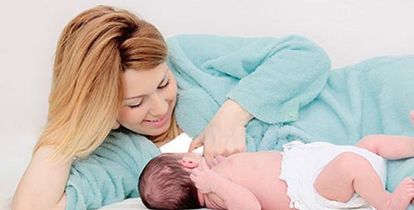 عکس مادر هنگام شیر دادن به نوزاد
