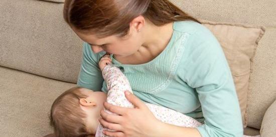 عکس مادر هنگام شیر دادن به نوزاد