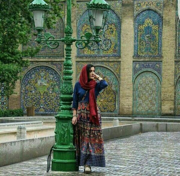 عکس نوشته گاهی تمام عشق به دور ایستادن است