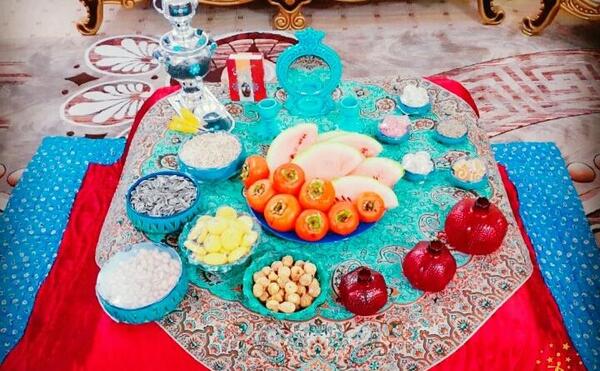 عکس سفره شب یلدا روی کرسی