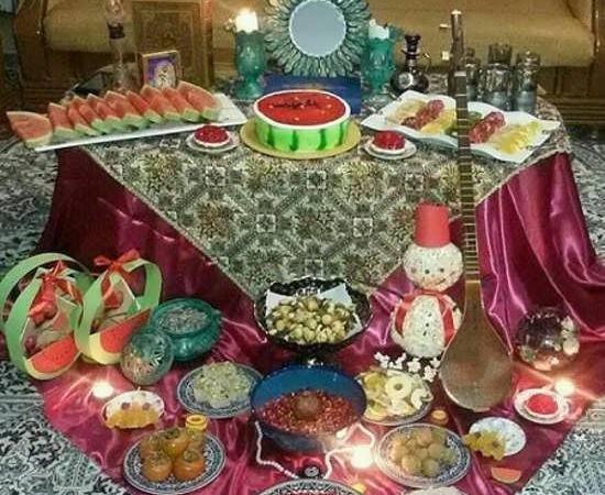 عکس سفره شب یلدا روی کرسی