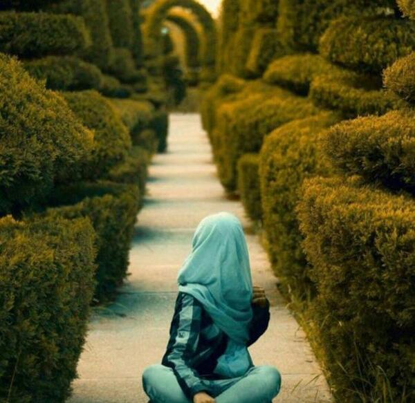 عکس زن زیبا در باغ