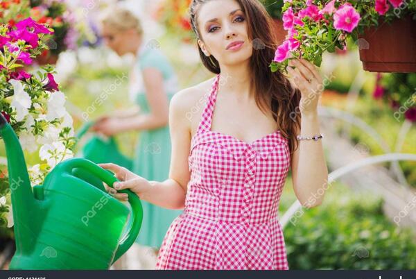 عکس زن زیبا در باغ