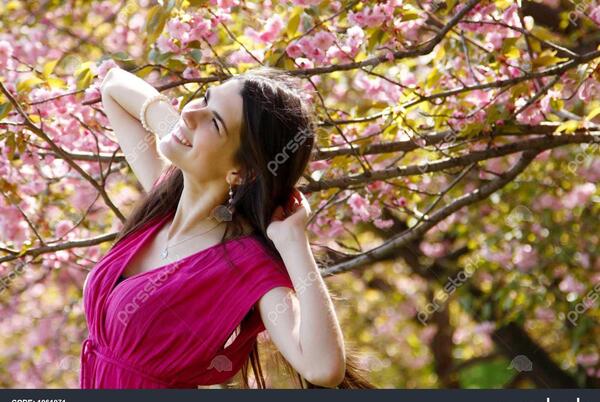 عکس زن زیبا در باغ