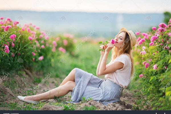 عکس زن زیبا در باغ