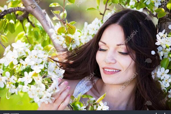 عکس زن زیبا در باغ