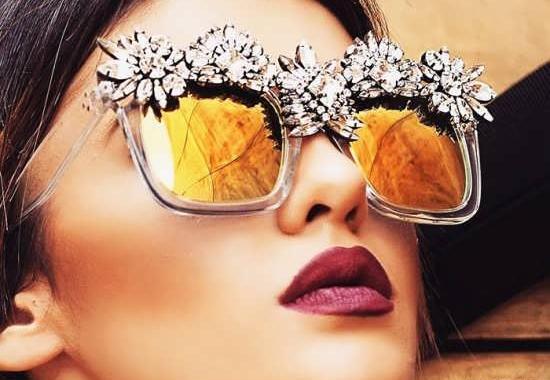 عکس زن زیبا با عینک دودی