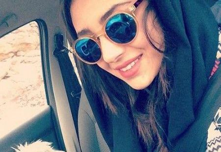 عکس زن زیبا با عینک دودی