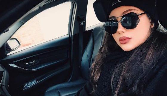 عکس زن زیبا با عینک دودی