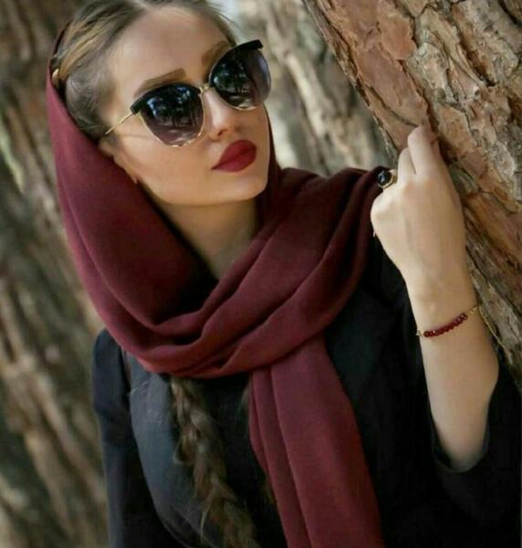 عکس زن زیبا با عینک دودی