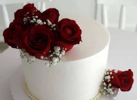 عکس کیک با تزیین گل طبیعی