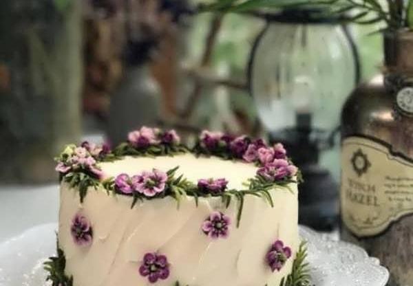 عکس کیک با تزیین گل طبیعی