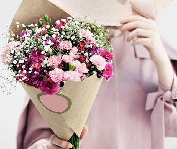 عکس گل طبیعی در دست دختر