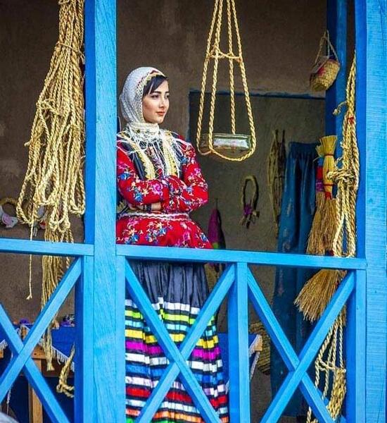 عکس زنان زیبا با لباس محلی