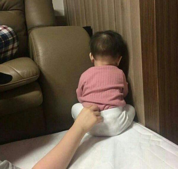 عکس دختر بچه قهر کرده