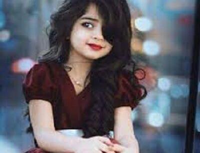عکس خواننده زن مو مشکی جذابی تو