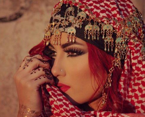 عکس نوشته خواننده زن