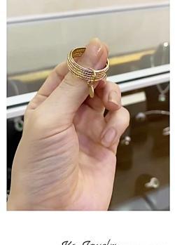 عکس انگشتر طلا در دست