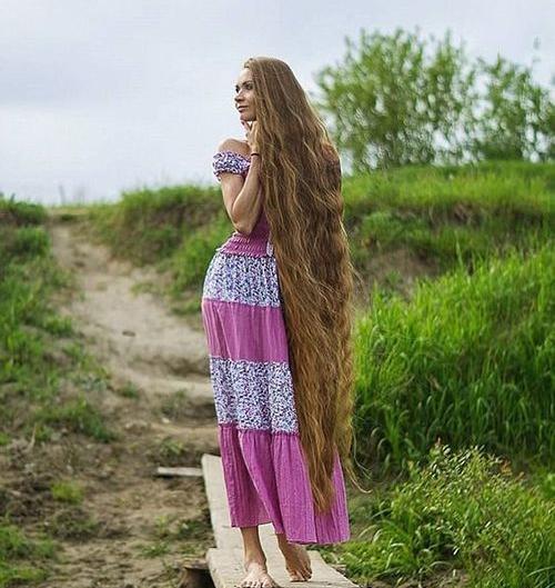 عکس دختر مو بلند در طبیعت برای پروفایل